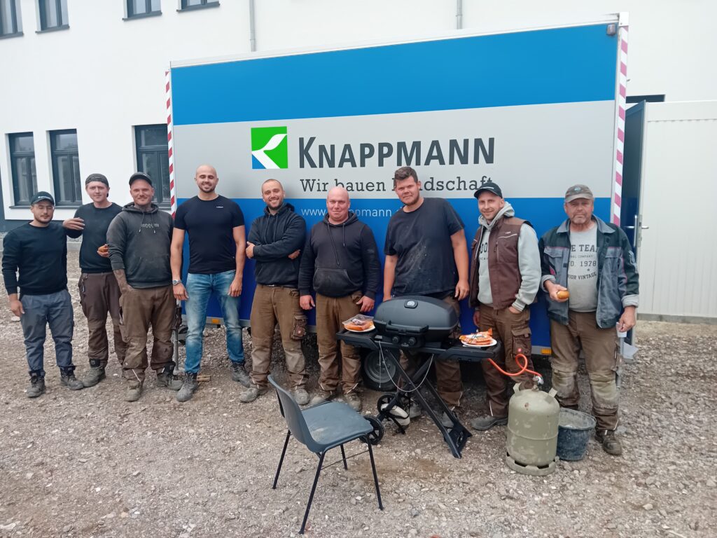 Thassilo Thols und ein Erd- und Tiefbau Team.