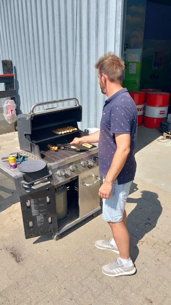 Oberbauleiter Thilo Warnke grillt am Standort Rheinland.