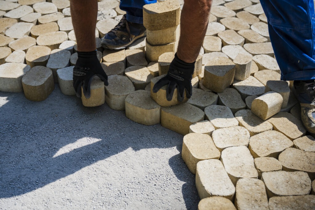 Verlegen von Natursteinpflaster beim Projekt Freibad Enni Solimare in Moers