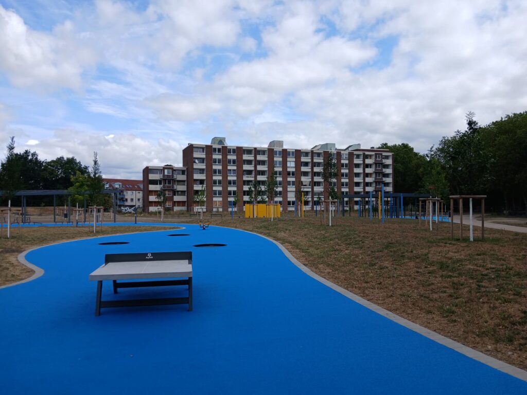 Tischtennisplatte und Trampolinflächen im Stadtpark Hochheide in Duisburg.
