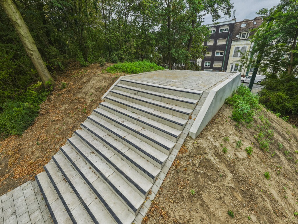 Neue Treppenanlage im Emscherpark in Essen-Karnap.