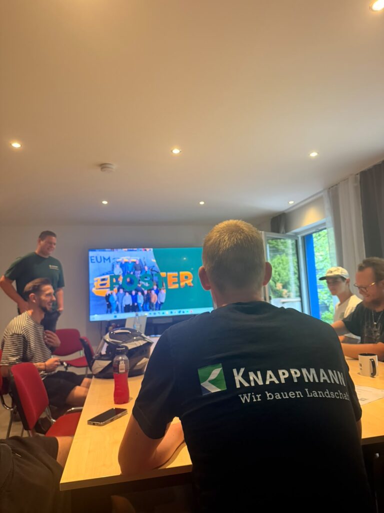 Blick in den Besprechungsraum, in dem Foster eine Präsentation zum Thema Arbeitssicherheit hält vor den neuen Azubis 2026.