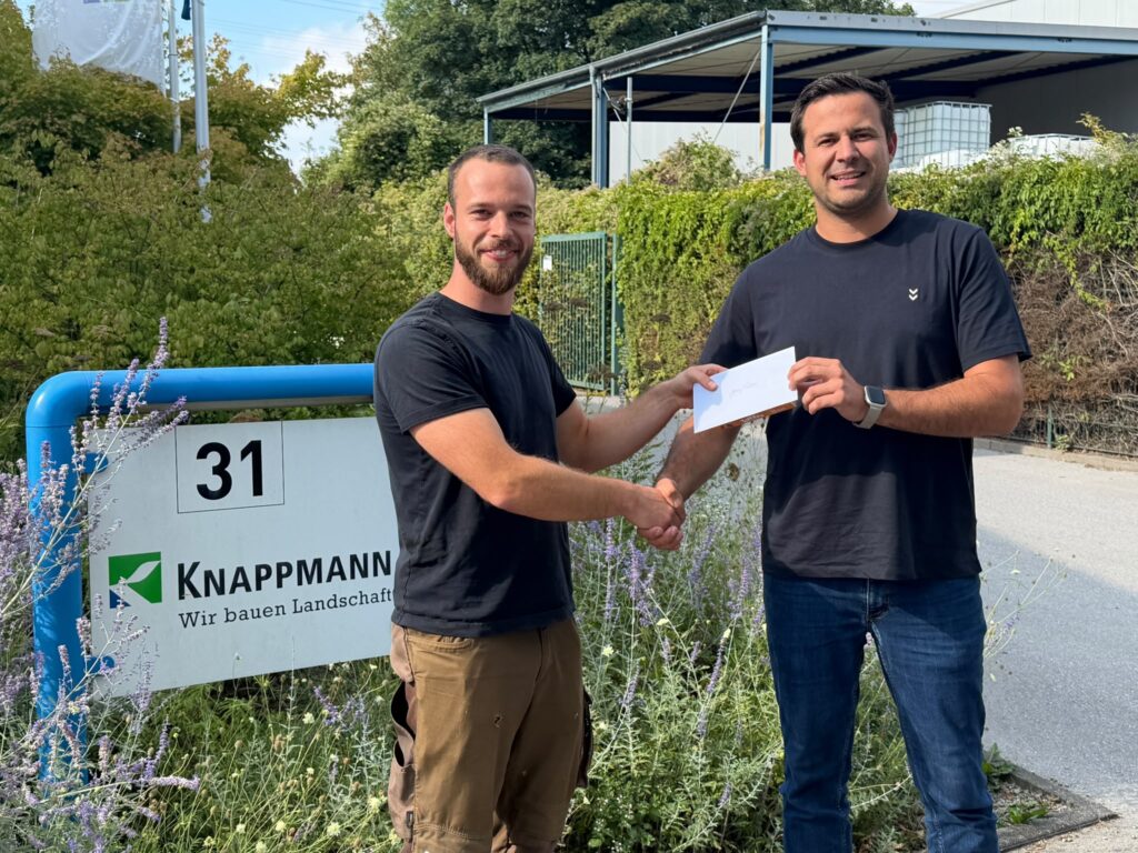 Gratulation zum 10-jährigen Firmenjubiläum mit Überreichung eines Umschlags.