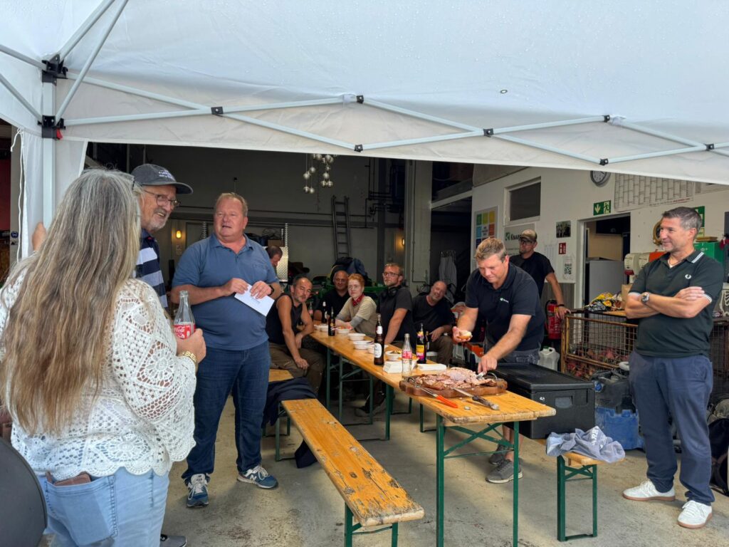 Blick in die Halle, wo Kollegen zu Bernies Abschied zukommengekommen sind.