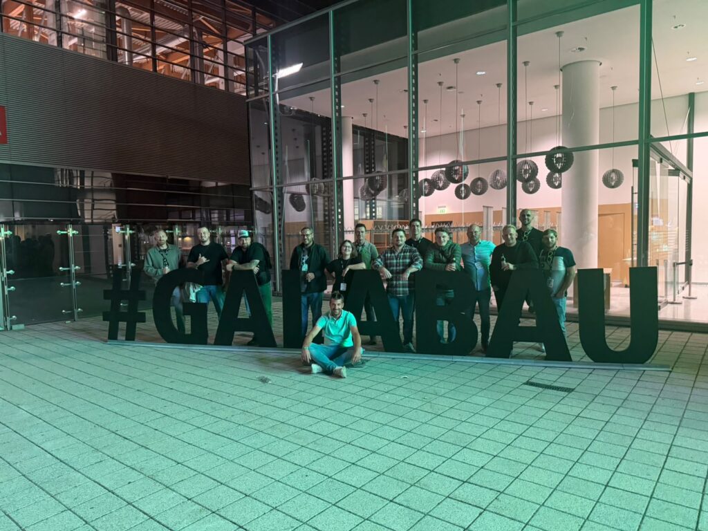 Gruppenbild vor dem Zeichen Galabau auf der Messe in Nürnberg.