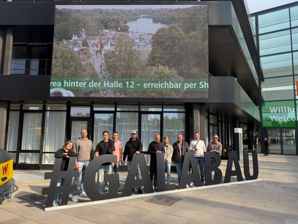 Gruppenbild vor dem Zeichen Galabau auf der Messe in Nürnberg.