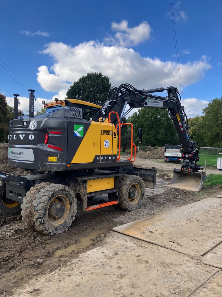 Neuer Volvo EWR150 Mobilbagger von KNAPPMANN mit Firmenfolierung auf der Baustelle am Freibad Solimare in Moers.