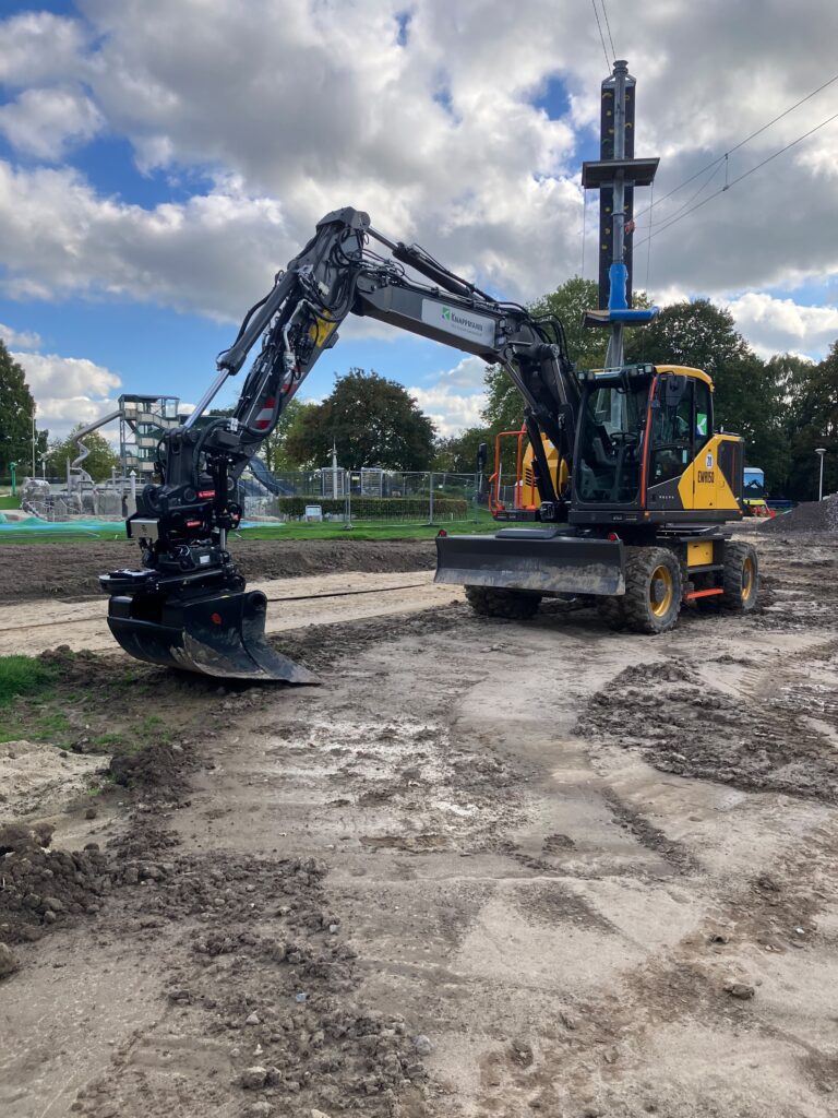Neuer Volvo EWR150 Mobilbagger von KNAPPMANN mit Firmenfolierung auf der Baustelle am Freibad Solimare in Moers.