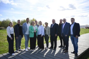 Gruppenfoto der Mitarbeitenden von KNAPPMANN (v.l.n.r.) Anika Behrendt, Thorsten Kemmerich, Thilo Warnke, Laura Knappmann, Christopher Kuhl, Lena Yigen, Gisela Knappmann, Peter Knappmann, Jens Tanko, Andreas Deselaers, Marcel Striewski