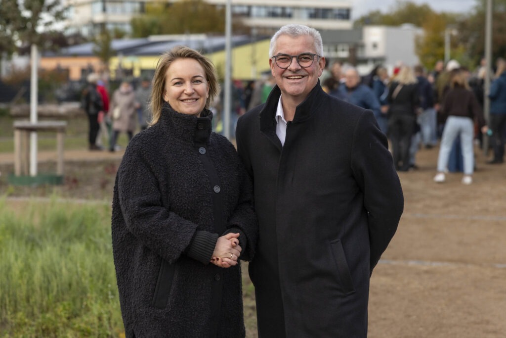 Geschäftsführerin von Knappmann und Bürgermeister der Stadt Brühl posieren für die Kamera bei der Eröffnung des Bürgerpark Brühl-Ost.