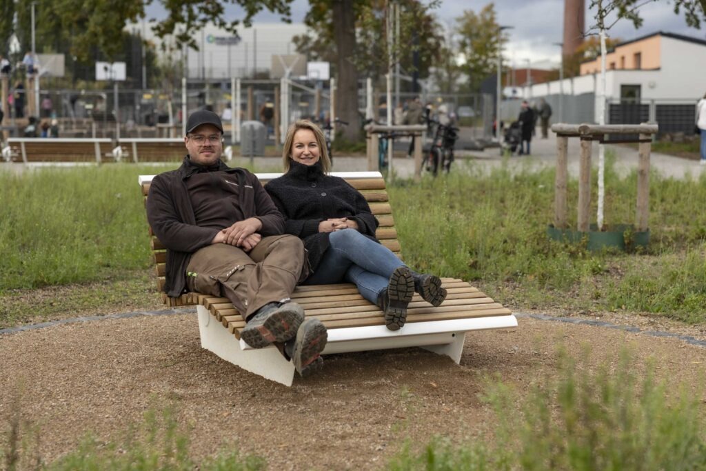 Baustellenleiter und Geschäftsführerin bei der Eröffnung des Bürgerpark Brühl-Ost.