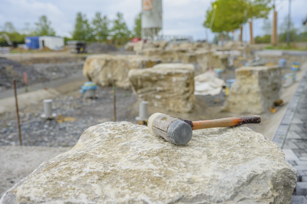 Nahaufnahme eines Hammers beim Projekt Hochfeldallee. Im Hintergrund ist das Projekt zu erkennen.