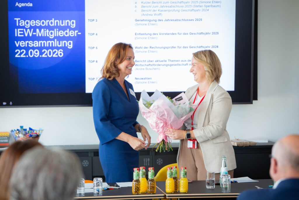 Laura Knappmann bekommt einen Blumenstrauß überreicht.