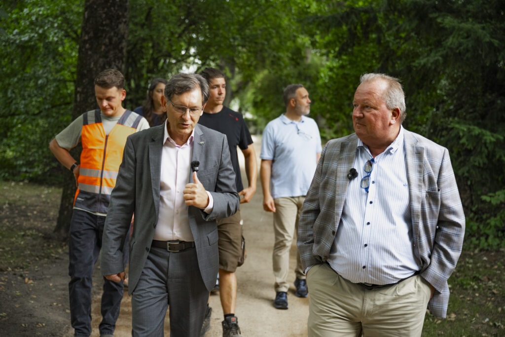 Projektbeteiligte laufen gemeinsam mit Oberbürgermeister über das Projekt.