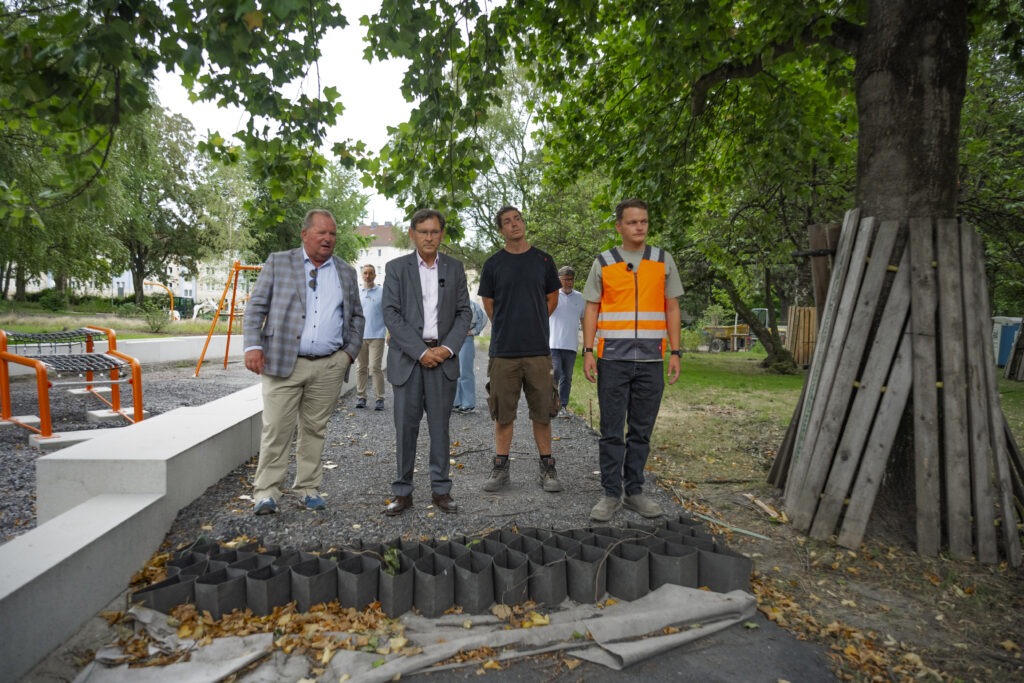 Gruppenbild mit Projektbeteiligten und Oberbürgermeister.