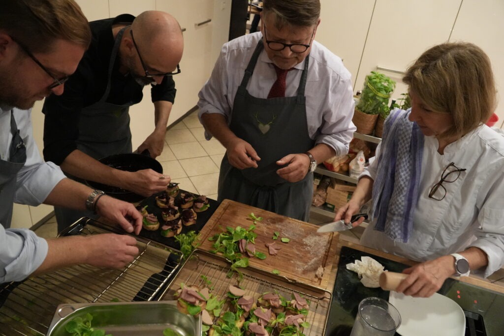 Beim Kochen in der Kochschule im Schloss Schellenberg.