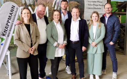 Gruppenfoto vom Besuch des Bürgermeisters der Gemeinde Rommerskirchen am Standort Rheinland.