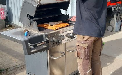 Ein Mitarbeiter grillt beim internen Fest.