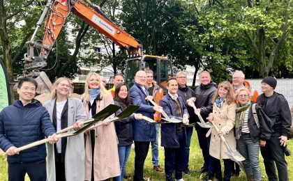 Projektbeteiligte beim Spatenstich des Quartiersparks Hochheide mit Spaten und guter Laune vor der Kamera