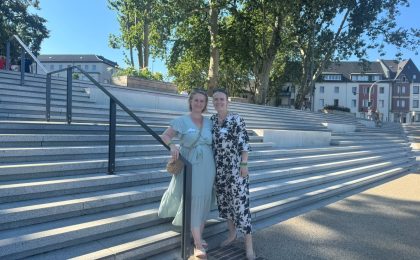 Laura Knappmann und Lena Yigen vor der Treppenanlage am Eingangsbereich der Landesgartenschau Neuss 2026.