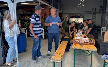 Peter Knappmann übergibt Bernie das Abschiedsgeschenk zu seinem Einstieg in den Ruhestand.