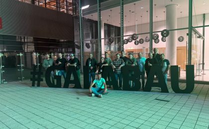 Gruppenbild vor dem Zeichen Galabau auf der Messe in Nürnberg.