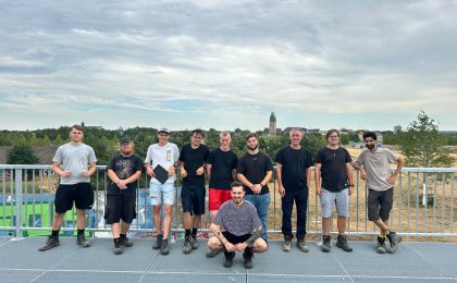 Gruppenfoto der neuen Azubis mit Ausbilder Nils Oechler beim Projekt Hochfeldallee im Rheinpark in Duisburg