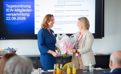 Laura Knappmann bekommt einen Blumenstrauß überreicht.