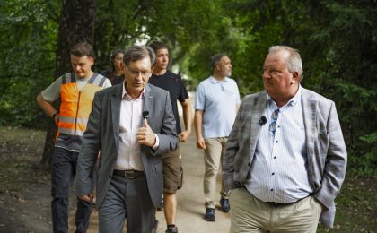 Projektbeteiligte laufen gemeinsam mit Oberbürgermeister über das Projekt.