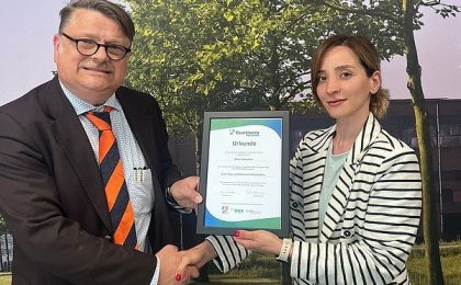 Übergabe der KNAPPMANN Akademie Urkunde von Roland Stud an Mina Farmahini.